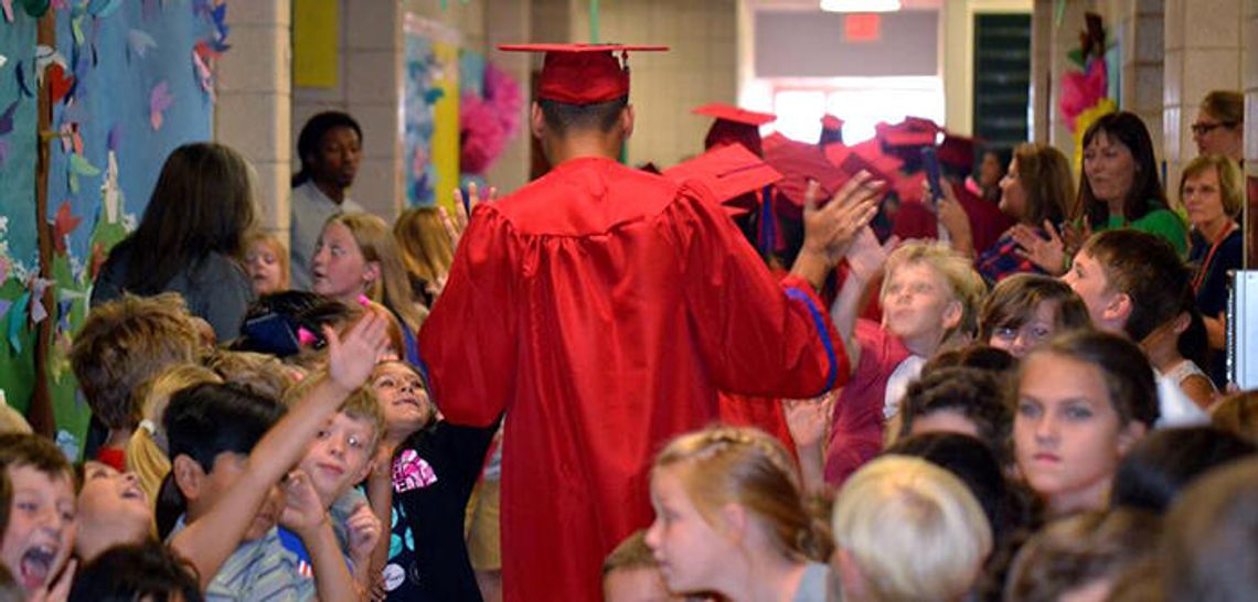Seniors celebrate with future grads