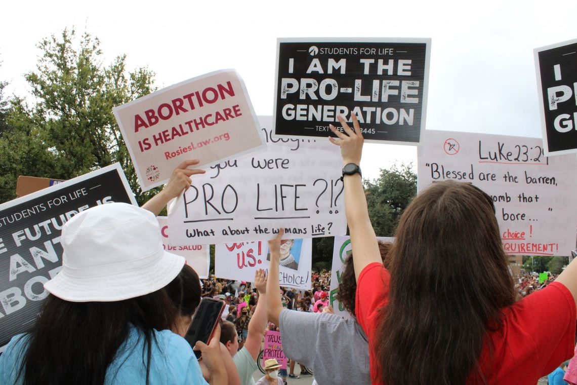 Thousands gather to protest Texas abortion bill 